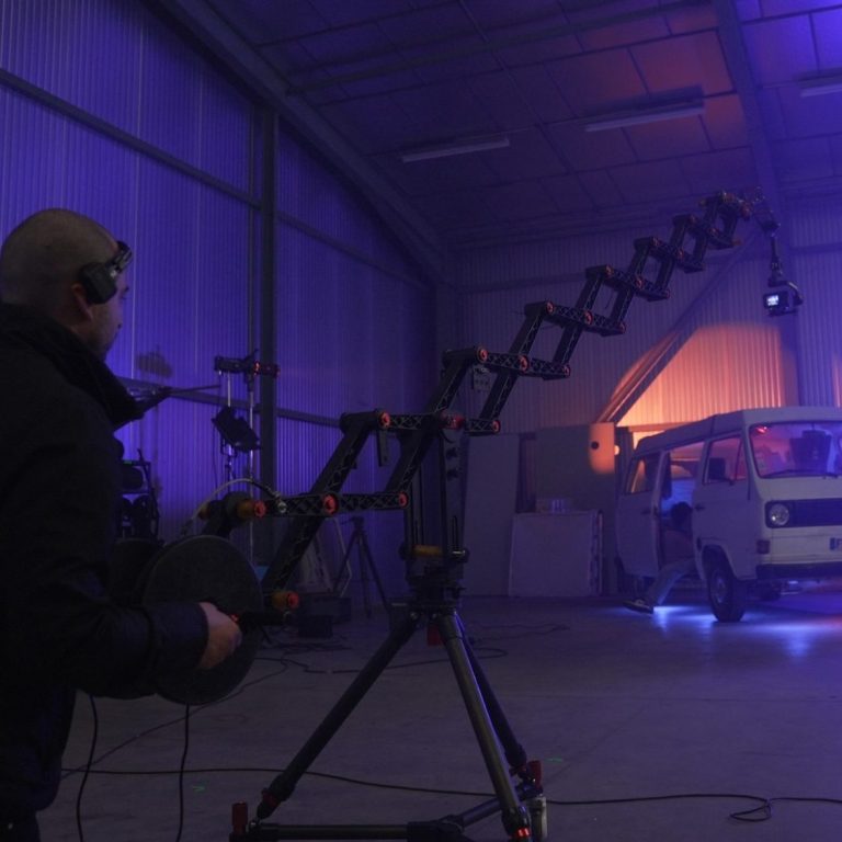 Grue motorisée en hangar